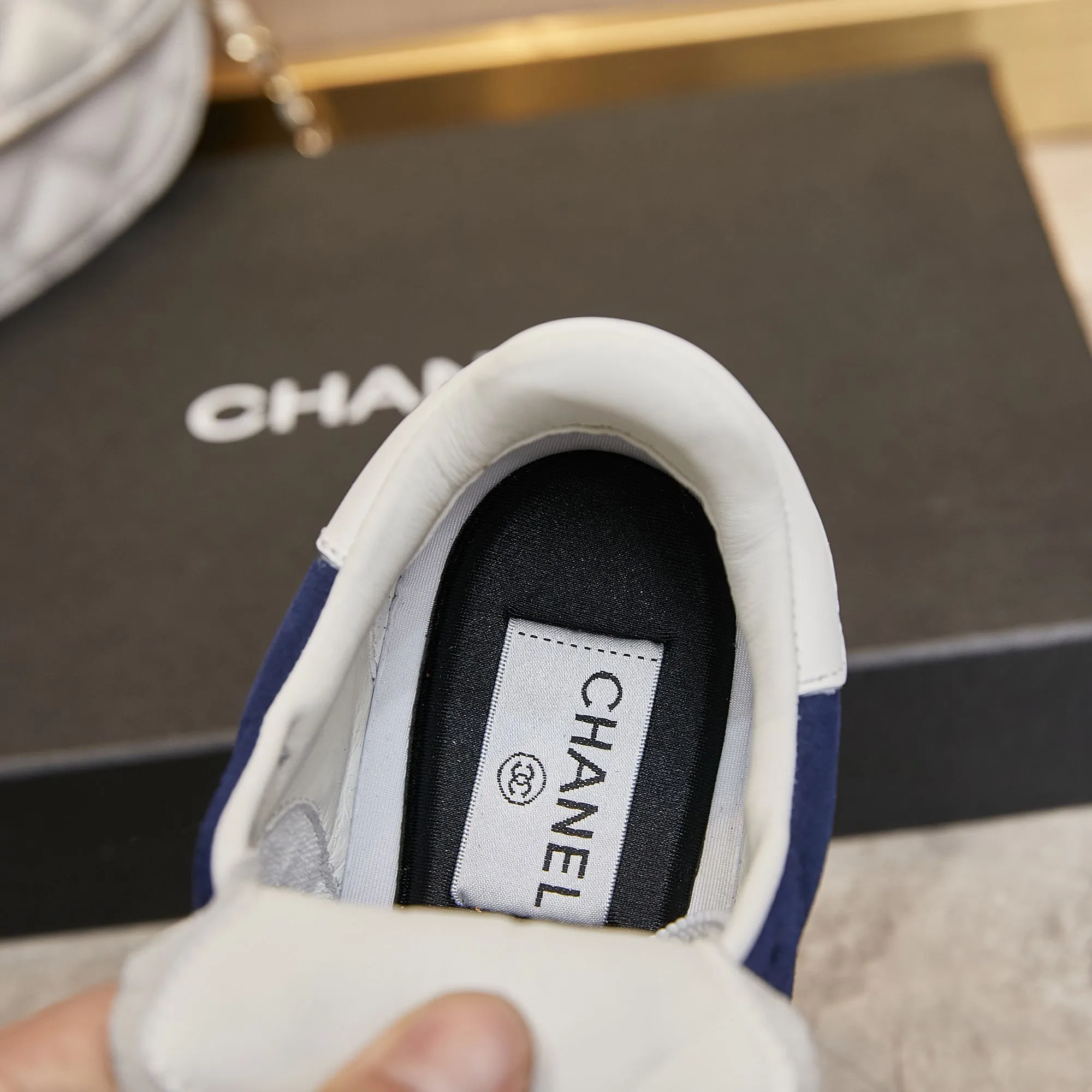 👟👟Ex-factory price 560👟👟 Chanel Chanel - 2024 counter top casual sports shoes This classic design; the upper is electro-embroidered with a variety of techniques; the outsole is fashionable and sporty; it is unusual to incorporate a variety of color matching elements... The diversified mix and match is very beautiful and versatile, casual, fashionable, sports and outdoor can be taken into account... ꫛꫀꪝ Go➫ Material: ❶Upper is made of: Original imported mixed-breed sheep ❷Inside made of: original imported breathable sheepskin ❸Outsole based on: original TPU outsole Full set of boutique packaging for women 35–41
